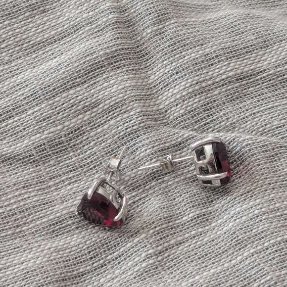 Heart-Shaped Stud Earrings - Picture 3 of 4